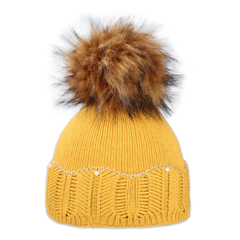 Dětská čepice s kožešinovou bambulí a perličkami